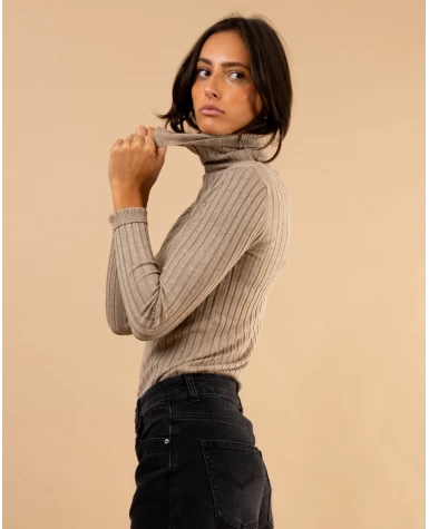 Pull strie col roulé