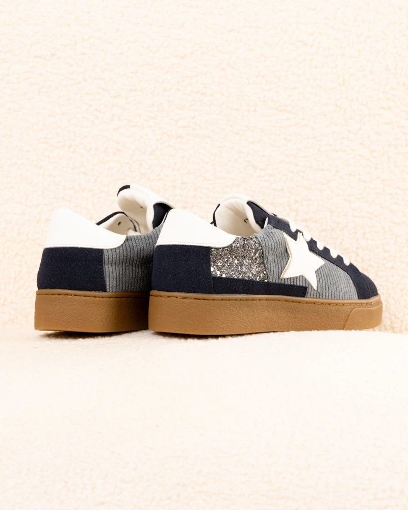 Baskets bleu