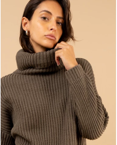 Pull court col roulé